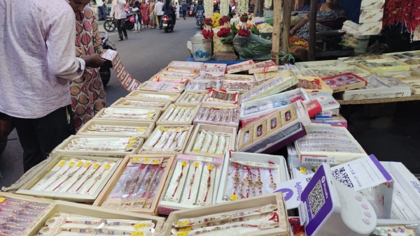 Raksha Bandhan 2023: Women gather to buy various rakhis in the market Raksha Bandhan 2023: Women gather to buy various rakhis in the market