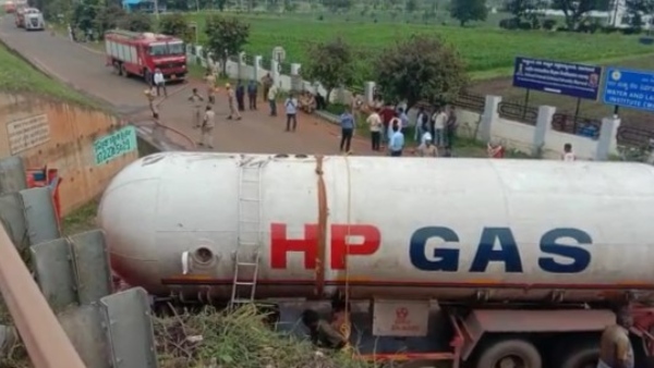 tanker-which-got-stuck-in-the-underpass