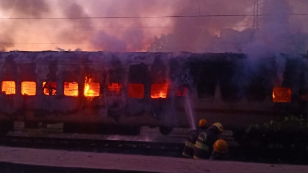 Lucknow-Rameswaram tourist train caught fire in Madurai in the wee hours, two killed Lucknow-Rameswaram tourist train caught fire in Madurai in the wee hours, two killed