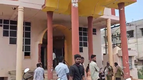 Civil servants demands bar owners for pay tax in Vijayapura Civil servants demands bar owners for pay tax in Vijayapura