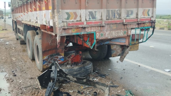 Terrible accident between car and lorry near Chitradurga, four death, three seriously injured