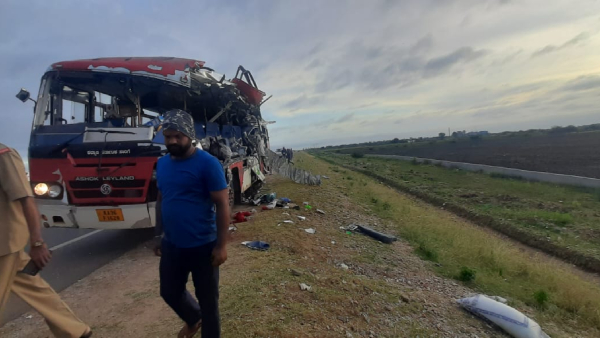 Accident between KSRTC bus and lorry near Hiriyur, 4 death, more than 6 seriously injured Accident between KSRTC bus and lorry near Hiriyur, 4 death, more than 6 seriously injured
