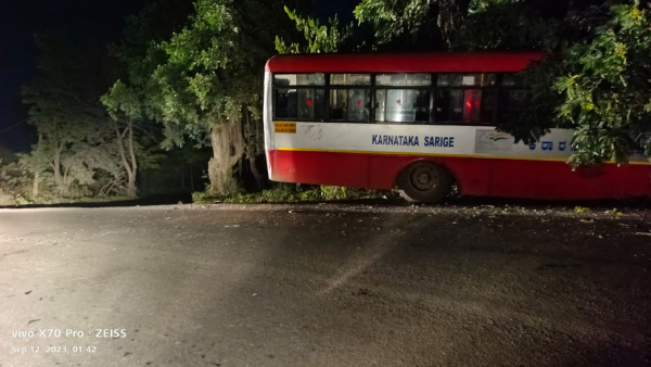 Accident between KSRTC bus and car naer Tarikere Taluk, 7 people seriously injured