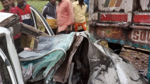Terrible accident between car and lorry near Chitradurga, four death, three seriously injured