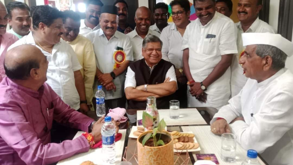  Congress Leader Jagadish Shettar Has Met Ramdurg Former BJP MLA Mahadevappa Yadwad