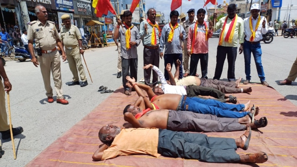 Cauvery dispute: Kannada organizations activists protest on highway near Chamarajanagar