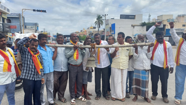 Cauvery dispute: farmers Protest against state and central govt at Innovative way in Chamarajanagar