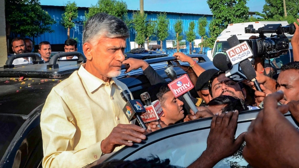 ಅಮರಾವತಿ, ಸೆಪ್ಟೆಂಬರ್‌ 11: ರಾಜ್ಯ ಕೌಶಲ್ಯ ಅಭಿವೃದ್ಧಿ ನಿಗಮದಲ್ಲಿ ಭ್ರಷ್ಟಾಚಾರ ಪ್ರಕರಣದಲ್ಲಿ ಆರೋಪಿಯಾಗಿರುವ ವಿಜಯವಾಡದ ಎಸಿಬಿ ನ್ಯಾಯಾಲಯ 14 ದಿನಗಳ ನ್ಯಾಯಾಂಗ ಬಂಧನಕ್ಕೆ ಒಪ್ಪಿಸಿದ ನಂತರ ಆಂಧ್ರಪ್ರದೇಶದ ಮಾಜಿ ಮುಖ್ಯಮಂತ್ರಿ ಮತ್ತು ತೆಲುಗು ದೇಶಂ ಪಕ್ಷದ (ಟಿಡಿಪಿ) ನಾಯಕ ಚಂದ್ರಬಾಬು ನಾಯ್ಡು ಅವರನ್ನು ಸೋಮವಾರ ಮುಂಜಾನೆ ಪೂರ್ವ ಗೋದಾವರಿ ರಾಜಮಹೇಂದ್ರವರಂ ಕೇಂದ್ರ ಕಾರಾಗೃಹಕ್ಕೆ ಕರೆದೊಯ್ಯಲಾಯಿತು. ಚಂದ್ರಬಾಬು ನಾಯ್ಡು ಅವರನ್ನು ಕೇಂದ್ರ ಕಾರಾಗೃಹದ ಸ್ನೇಹಾ ಬ್ಲಾಕ್‌ನ ಸೆಲ್ ಸಂಖ್ಯೆ 7691 ರಲ್ಲಿ ಇರಿಸಲಾಗಿದೆ. ನಾಯ್ಡು ಅವರು 2014-19ರಲ್ಲಿ ಸಿಎಂ ಆಗಿದ್ದಾಗ ಸ್ನೇಹ ಸೆಲ್ ಬ್ಲಾಕ್ ಅನ್ನು ಉದ್ಘಾಟಿಸಿದ್ದರು ಎಂಬುದು ಕುತೂಹಲಕಾರಿ ಸಂಗತಿಯಾಗಿದೆ. ಈ ಮೂಲಕ ತಾವೇ ಉದ್ಘಾಟಿಸಿದ್ದ ಜೈಲಿನಲ್ಲಿ ಈಗ ಅವರೇ ಖೈದಿಯಾಗಿ ಬಂಧಿಯಾಗಿದ್ದಾರೆ. ನಾಯ್ಡು ಅವರು ಮಧ್ಯರಾತ್ರಿ 1.20ರ ಸುಮಾರಿಗೆ ಜೈಲಿಗೆ ಬಂದರು. ಹೆಚ್ಚಿನ ಭದ್ರತೆಯ ನಡುವೆ ವೈಜಾಗ್‌ನಿಂದ ರಾಜಮಂಡ್ರಿಗೆ 200 ಕಿಮೀ ಪ್ರಯಾಣದ ನಂತರ ಅವರು ಜೈಲು ತಲುಪಿದರು ಎಂದು ಪೂರ್ವ ಗೋದಾವರಿ ಜಿಲ್ಲಾ ಎಸ್ಪಿ ಮಾಧ್ಯಮಗಳಿಗೆ ತಿಳಿಸಿದ್ದಾರೆ. ಝಡ್ ಪ್ಲಸ್ ಭದ್ರತೆ ಹೊಂದಿರುವ ಮಾಜಿ ಸಿಎಂಗೆ ಜೀವ ಬೆದರಿಕೆ ಇರುವ ಹಿನ್ನೆಲೆಯಲ್ಲಿ ಜೈಲಿನೊಳಗೆ ಪ್ರತ್ಯೇಕ ವಸತಿ ವ್ಯವಸ್ಥೆ ಕಲ್ಪಿಸಲಾಗಿತ್ತು. ಮನೆಯಲ್ಲಿ ತಯಾರಿಸಿದ ಆಹಾರ ಮತ್ತು ಔಷಧೋಪಚಾರವನ್ನು ಸಹ ನೀಡಲಾಯಿತು. ಟಿಡಿಪಿ ಪ್ರಧಾನ ಕಾರ್ಯದರ್ಶಿ ಮತ್ತು ನಾಯ್ಡು ಅವರ ಪುತ್ರ ನಾರಾ ಲೋಕೇಶ್ ಅವರು ತಮ್ಮ ತಂದೆಯನ್ನು ಜೈಲಿಗೆ ಕರೆದೊಯ್ದರು ಮತ್ತು ಜೈಲಿನ ಹೊರಗೆ ಸ್ವಲ್ಪ ಸಮಯ ಕಾಯುವ ನಂತರ ಹೊರಟರು. ಲೋಕೇಶ್ ಅವರು ಸಾಮಾಜಿಕ ಮಾಧ್ಯಮ ಪ್ಲಾಟ್‌ಫಾರ್ಮ್ ಎಕ್ಸ್‌ನಲ್ಲಿ, “ಇಂದು, ನನ್ನ ತಂದೆ ಎಂದಿಗೂ ಮಾಡದ ಅಪರಾಧಕ್ಕಾಗಿ ಅನ್ಯಾಯವಾಗಿ ರಿಮಾಂಡ್‌ಗೆ ಕಳಿಸಲ್ಪಟ್ಟಿರುವುದನ್ನು ನಾನು ನೋಡುತ್ತಿದ್ದೇನೆ, ನನ್ನ ಕೋಪವು ಹೆಚ್ಚಾಗುತ್ತಿದೆ ಮತ್ತು ನನ್ನ ರಕ್ತ ಕುದಿಯುತ್ತದೆ. ರಾಜಕೀಯ ಸೇಡಿನ ಆಳಕ್ಕೆ ಮಿತಿಯೇ ಇಲ್ಲವೇ? ತನ್ನ ದೇಶ, ರಾಜ್ಯ ಮತ್ತು ತೆಲುಗು ಜನರಿಗಾಗಿ ಇಷ್ಟೆಲ್ಲಾ ಸಾಧನೆ ಮಾಡಿದ ನನ್ನ ತಂದೆಯ ದರ್ಜೆಯ ವ್ಯಕ್ತಿ ಇಂತಹ ಅನ್ಯಾಯವನ್ನು ಏಕೆ ಸಹಿಸಿಕೊಳ್ಳಬೇಕು? ಏಕೆಂದರೆ ಅವರು ಎಂದಿಗೂ ಸೇಡಿನ ಅಥವಾ ವಿಧ್ವಂಸಕ ರಾಜಕೀಯದಲ್ಲಿ ತೊಡಗಿಲ್ಲವೇ? ಅವರು ಇತರರಿಗಿಂತ ಮುಂಚೆಯೇ ನಮ್ಮ ಜನರಿಗೆ ಬೆಳವಣಿಗೆ, ಕಲ್ಯಾಣ ಮತ್ತು ಅವಕಾಶಗಳನ್ನು ಕಲ್ಪಿಸಿದ ಕಾರಣವೇ? ಎಂದು ಬರೆದುಕೊಂಡಿದ್ದಾರೆ. “ಇಂದು ದ್ರೋಹದಂತೆ ಭಾಸವಾಗುತ್ತಿದೆ. ಆದರೆ, ನನ್ನ ತಂದೆ ಹೋರಾಟಗಾರ, ಮತ್ತು ನಾನು ಕೂಡ. ನಾವು ತಡೆಯಲಾಗದ ಶಕ್ತಿಯೊಂದಿಗೆ ಮೇಲೇರುತ್ತೇವೆ, ವಿಶ್ವಾದ್ಯಂತ ಆಂಧ್ರಪ್ರದೇಶ ಮತ್ತು ತೆಲುಗು ಜನರಿಗೆ ಅಚಲ ಸಂಕಲ್ಪದಿಂದ ಮಾರ್ಗದರ್ಶನ ನೀಡುತ್ತೇವೆ. ಈ ಯುದ್ಧದಲ್ಲಿ ನನ್ನೊಂದಿಗೆ ಸೇರಲು ನಾನು ನಿಮ್ಮನ್ನು ಕೇಳುತ್ತೇನೆ ”ಎಂದು ಅವರು ಹೇಳಿದರು. ಬಂಧನದ ಆದೇಶವನ್ನು ಜಾರಿಗೊಳಿಸಿದ ನ್ಯಾಯಾಧೀಶರು, ನಾಯ್ಡು ವಿರುದ್ಧ ಹೊರಿಸಲಾದ ಆರೋಪಗಳನ್ನು ನಂಬಲು ಆಧಾರಗಳಿವೆ ಮತ್ತು 24 ಗಂಟೆಗಳಲ್ಲಿ ತನಿಖೆಯನ್ನು ಪೂರ್ಣಗೊಳಿಸಲು ಸಾಧ್ಯವಿಲ್ಲ ಎಂದು ನಂಬಿದ್ದರು. ಭ್ರಷ್ಟಾಚಾರಕ್ಕಾಗಿ ಐಪಿಸಿಯ ವಿವಿಧ ಸೆಕ್ಷನ್‌ಗಳ ಅಡಿಯಲ್ಲಿ ಅಪರಾಧ ತನಿಖಾ ಇಲಾಖೆ (ಸಿಐಡಿ) ಅವರನ್ನು ಶನಿವಾರ ಬೆಳಗ್ಗೆ ನಂದ್ಯಾಲ್ ಜಿಲ್ಲೆಯಿಂದ ಬಂಧಿಸಲಾಗಿದೆ. 