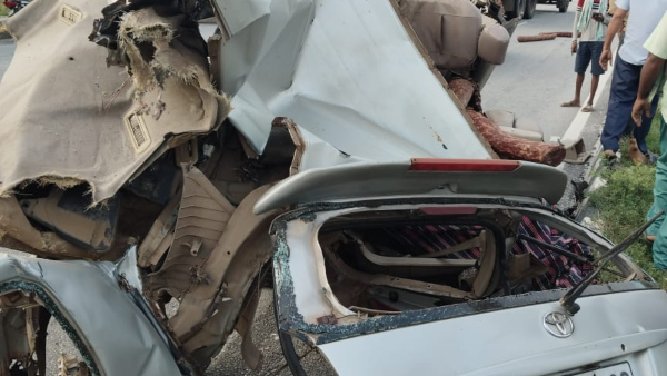 A car carrying illegal blood sandal overturned near chikkaballapur 