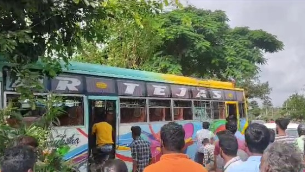 Driver Escape From The Spot After Accident At Chikkamagaluru