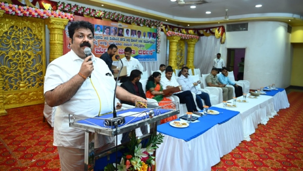 Congress Janata Darshan Done In The Absence Of Four Uttara Kannada MLAs