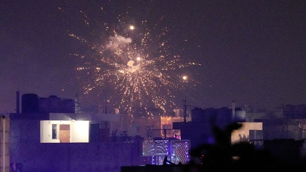 CM Arvind Kejriwal Govt Imposed Ban On All Types Of Firecrackers For Save Pollution Control CM Arvind Kejriwal Govt Imposed Ban On All Types Of Firecrackers For Save Pollution Control