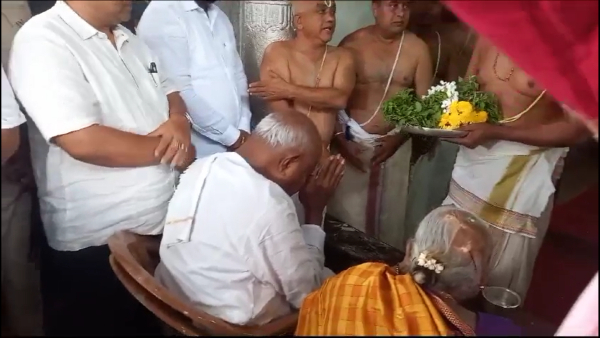 H.D.Deve Gowda couple special pooja in Hassans Lakshmi Janardhana Swamy Temple