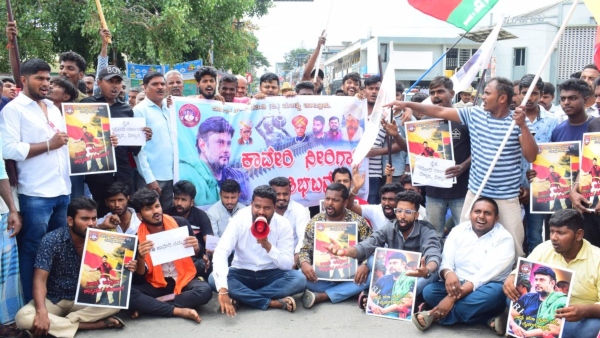 Karnataka bandh: Actor Darshans fans and Transgenders support for Karnataka Bandh in Mandya Karnataka bandh: Actor Darshans fans and Transgenders support for Karnataka Bandh in Mandya