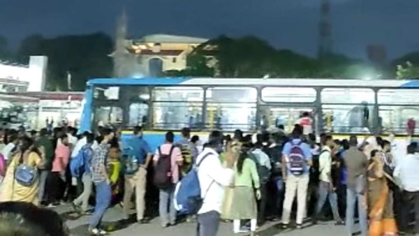 Huge Crowds At Majestic Ahead of Weekend And Ganesha Chaturthi, Passengers Struggling To Get Seats