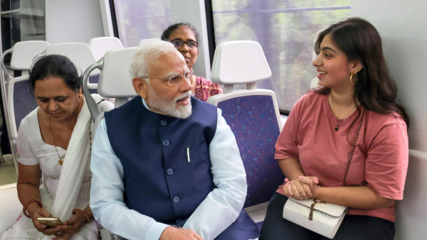 PM Narendra Modi travelled in Metro train at Delhi