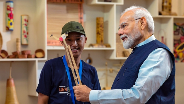 Special gift for PM Narendra Modi from Smoke Artist