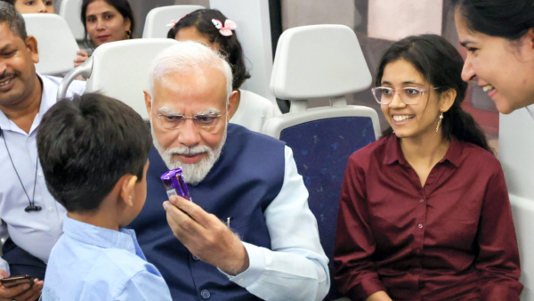 PM Narendra Modi travelled in Metro train at Delhi