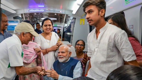 Special gift for PM Narendra Modi from Smoke Artist