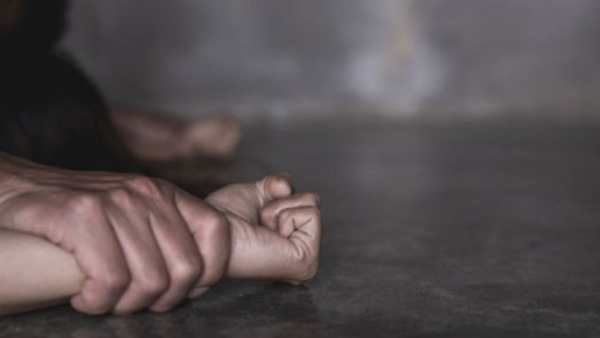 Disturbing Incident in Ujjain on CCTV: 12-Year-Old Girl, Assaulted and in Need of Help, Shoo Off Disturbing Incident in Ujjain on CCTV: 12-Year-Old Girl, Assaulted and in Need of Help, Shoo Off