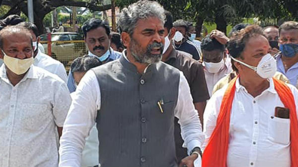 FIR Against Kolar BJP MP S Muniswamy