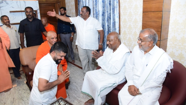 mysore-mp-pratap-simha-meets-hd-devegowda