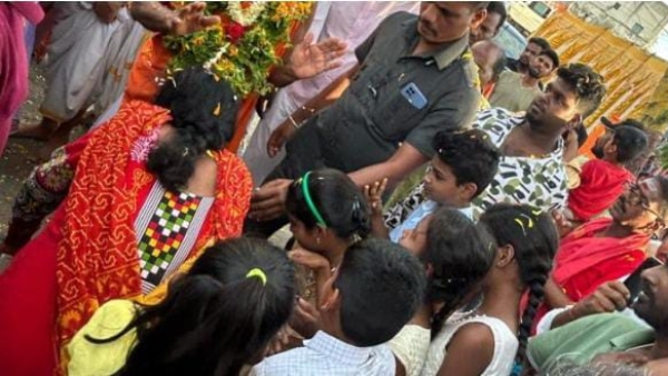 pejawar-seer-visits-dalit-layouts-in-mysuru
