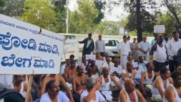 protest-by-hemavati-drowning-victims-at-hassan