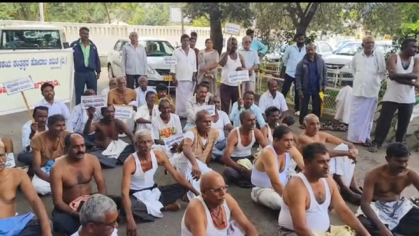 protest-by-hemavati-drowning-victims-at-hassan