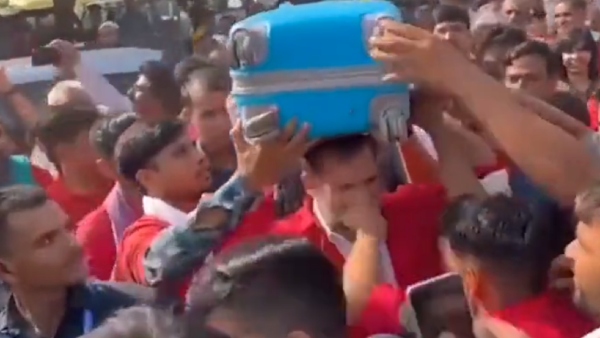 Rahul Gandhi appeared as a porter at the railway station: video viral