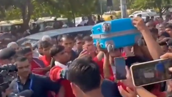 Rahul Gandhi appeared as a porter at the railway station: video viral