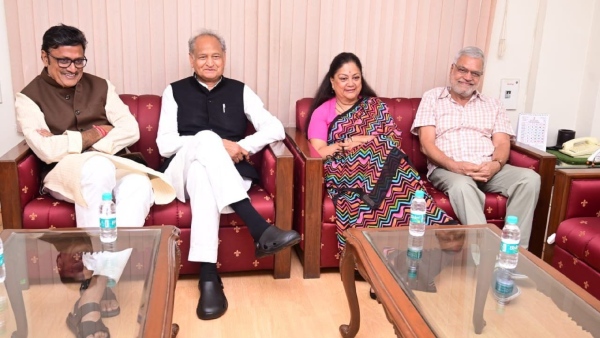 Rajasthan: Vasundhara Raje Sets Record Straight After Pic With Ashok Gehlot Goes Viral