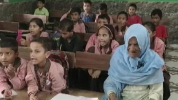92-year-old grandmother Salima Khan goes to school regularly to get an education 92-year-old grandmother Salima Khan goes to school regularly to get an education