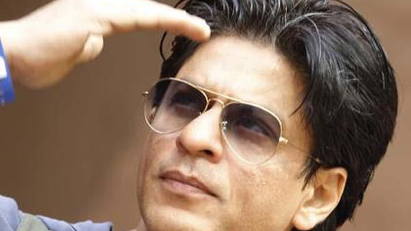 Shahrukh Khan: Baadshah on Mannat balcony: Jawan gives flying kiss to fans