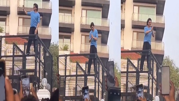 Shahrukh Khan: Baadshah on Mannat balcony: Jawan gives flying kiss to fans