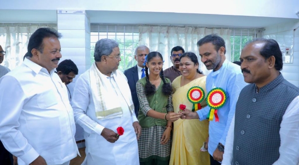 CM Siddaramaiah meet the girl who had written a letter praising the government program CM Siddaramaiah meet the girl who had written a letter praising the government program