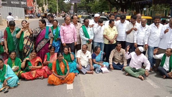 cauvery-dispute-farmers-protest-continues-in-mandya
