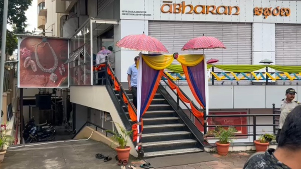 It Raid On Abharan Jewellers At Kadri