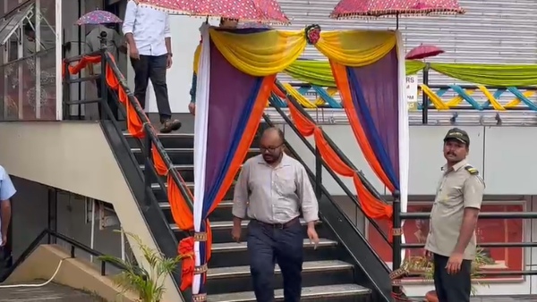 It Raid On Abharan Jewellers At Kadri