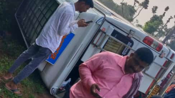 TT vehicle overturns near Mudigere taluk, 15 injured TT vehicle overturns near Mudigere taluk, 15 injured