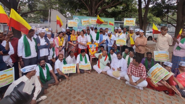 Cauvery Issue: AAP Made Silent Protest For Cauvery in Freedom Park on Sunday