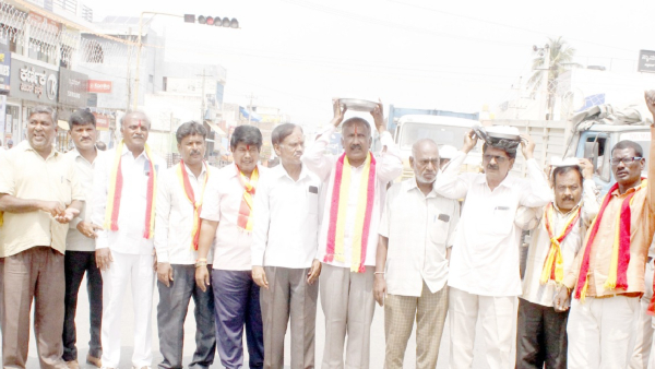 Cauvery dispute: Govt gave chocolate to Kannadigas: Kannada organization activists Outrage