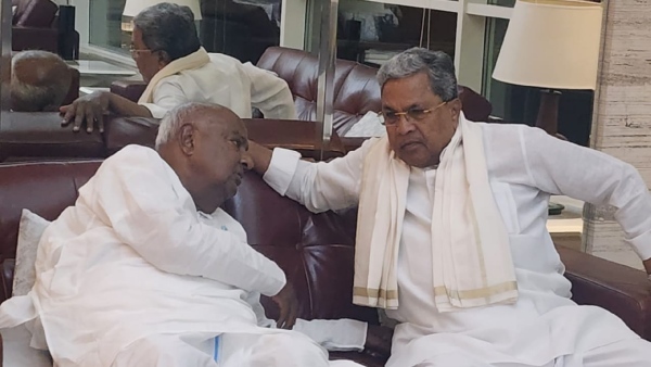 Karnataka CM Siddaramaiah Meets Former PM HD Deve Gowda at Bengaluru Airport 
