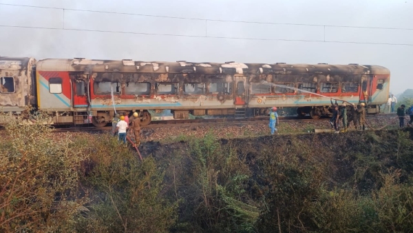 fire-breaks-out-in-patalkot-express-train-coaches