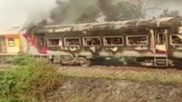 fire-breaks-out-in-patalkot-express-train-coaches