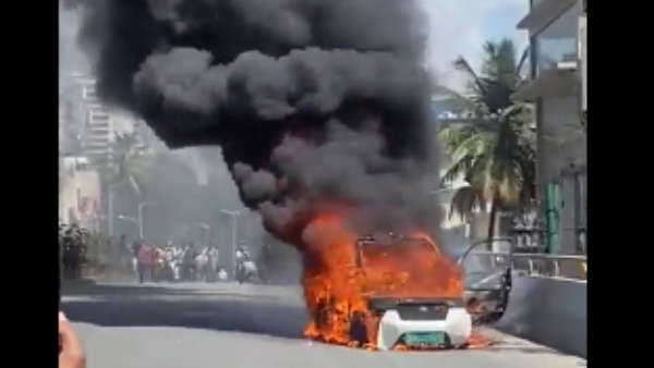 Fire Breaks Electric Car in Delmia Flyover in Bengaluru, Video Viral Fire Breaks Electric Car in Delmia Flyover in Bengaluru, Video Viral