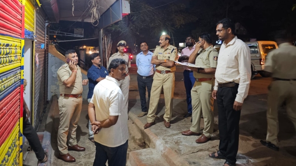 Police officers suddenly visited firecracker shops at late night In Dharwad