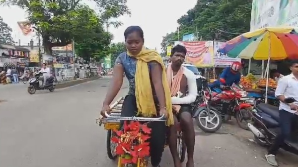 girl-who-rode-a-trolley-for-35-km girl-who-rode-a-trolley-for-35-km