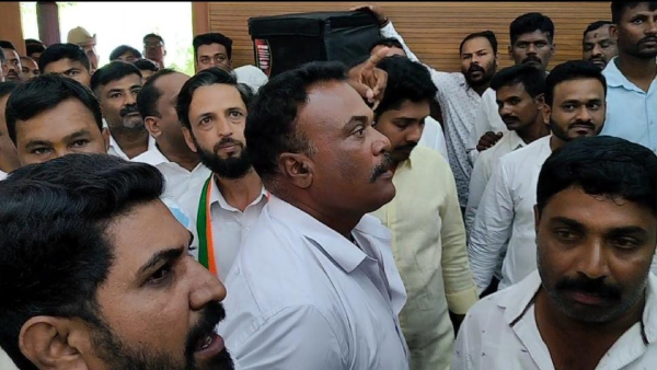 Clash Among Activists At Hassan Congress Meeting