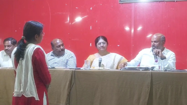  MLA Hullahalli Suresh Scolded Women PDO In Belur Town General Meeting